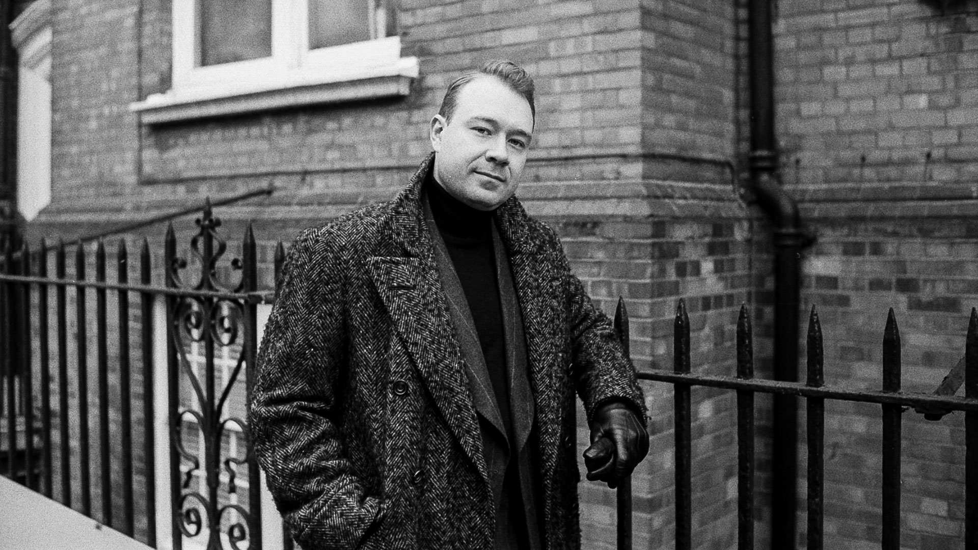 イギリス製 サバイバルスーツ上下セット　MADE　IN　UK Aleks Cvetkovic and his bespoke Edward Sexton suit | Thomas Mason